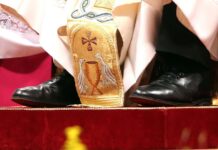 Los Zapatos del Papa: Huellas de Humildad en el Camino del Pueblo