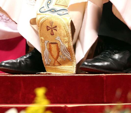 Los Zapatos del Papa: Huellas de Humildad en el Camino del Pueblo