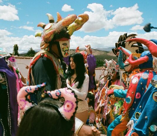 Latinaje: Cazzu vuelve a sus raíces y canta a la identidad marrón