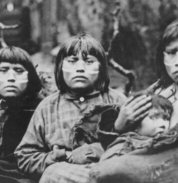 Cuerpos colonizados, ropas sin raíces