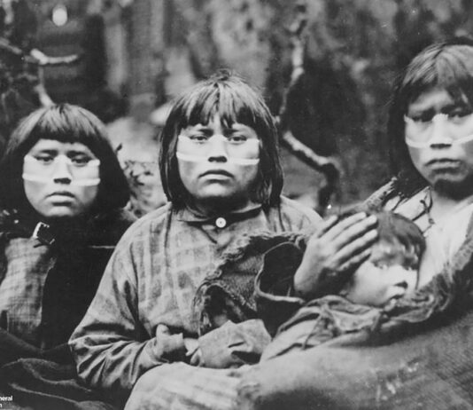 Cuerpos colonizados, ropas sin raíces